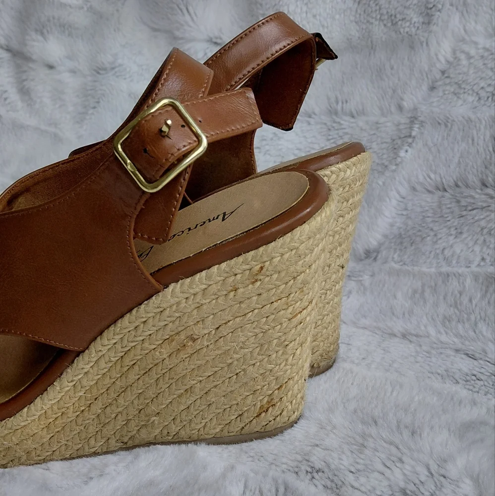 American Eagle Wedge Brown Buckle 4in Heel Sandle. Size 10.